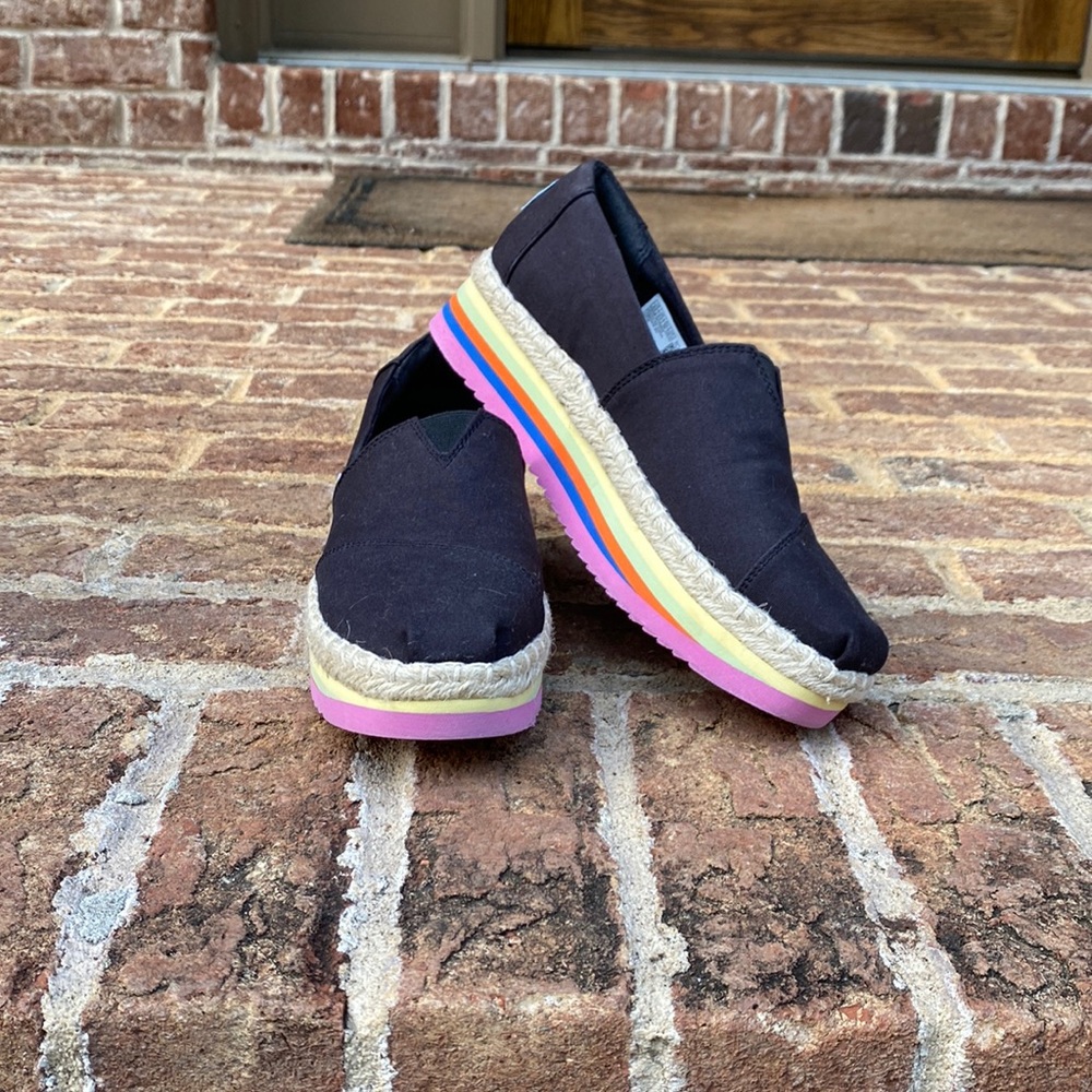 Colorful platform Tom’s